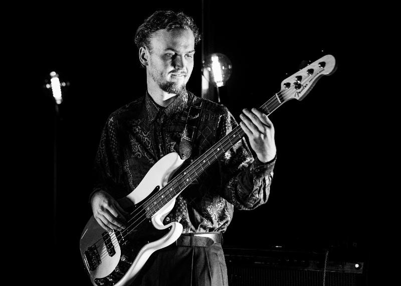 Bilde av Elias som spille bass